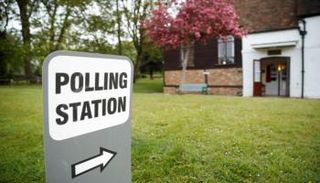 لافتة تقود لأحد مراكز الاقتراع