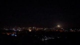 الدفاعات الجوية السورية تتصدى لغارة سابقة - أرشيفية