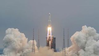 لحظة إطلاق الصاروخ الصيني إلى الفضاء - أرشيفية