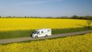 ألماني وزوجته يتحديان قيود كورونا بـ"رحلة مجنونة"