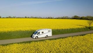 شاحنة الصحفي الألماني تقطع طريق بين الحقول