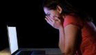 لبناني يبتز فتيات بصور حميمية.. أقنعهن بعمله في الـCIA