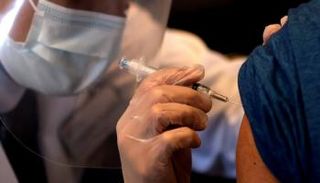 شخص يتلقى جرعة من لقاح كورونا (أرشيفية)