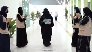 منيرة صاحبة التطعيم رقم 10 ملايين