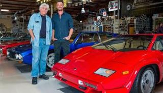  المذيع Jay Leno يسار الصورة