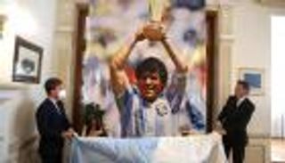 فيديو.. كيف عاد مارادونا للغناء في 2021 ببذلة ورابطة عنق؟