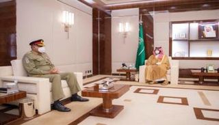 ولي العهد السعودي خلال لقاء قائد الجيش الباكستاني