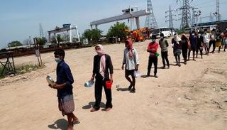 طابور للحصول على طعام مجاني حيث توقف النشاط بسبب إغلاق كورونا- رويترز