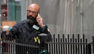 متداول يتحدث بهاتفه خارج بورصة نيويورك- رويترز 