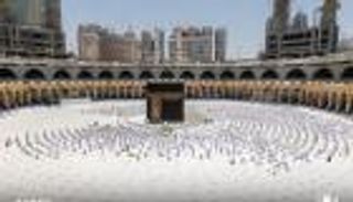 بالصور.. صلاة آخر جمعة في رمضان بمكة والمدينة