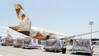 جانب من المساعدات الإماراتية خلال عملية الشحن