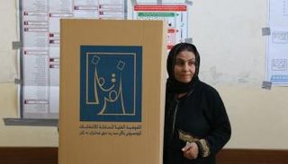 ناخبة عراقية تدلي بصوتها في مركز انتخابي (أرشيفية)