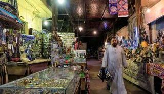 محلات بيع التذكارات في سوق سياحي بالأقصر
