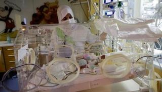 ممرضة تتابع الحالة الصحية للتوائم في المغرب