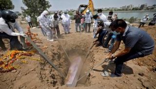 دفن أحد المتوفين بكورونا في الهند