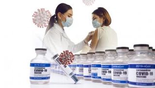 امرأة تتلقى لقاحا ضد كورونا