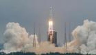 "البحوث الفلكية" في مصر: صاروخ الصين لن يسقط الآن لهذا السبب