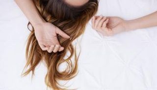 احمي شعرك من الجفاف والتقصف بتجنب النوم به منسدلاً