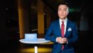 فيديو.. مذيع صيني يكشف موقع سقوط حطام صاروخ الصين