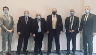 المبعوث الأممي إلي اليمن مع مسؤولين يمنيين