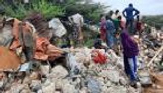 صور.. 7 وفيات بانهيار جدار منزل في مقديشو