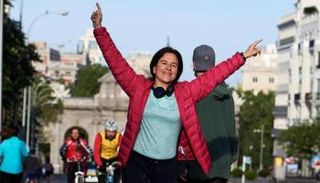 الإسبان يحتفلون برفع حظر التجول