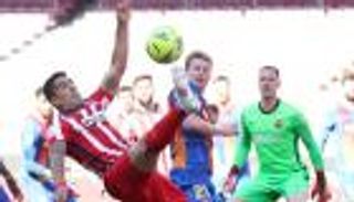 داخل كامب نو.. ثنائي برشلونة يستقبل سواريز بـ "لفظ مهين"