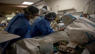 أطباء يحاولون إنقاذ مريض كورونا في مستشفى بالهند