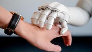 دراسة تكشف أن البشر يتفاعلون بإيجابية عند ملامسة الروبوتات