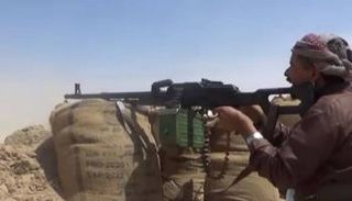 جانب من المعـارك في مأرب.. أحد رجال قبائل بجانب جنود الجيش اليمني