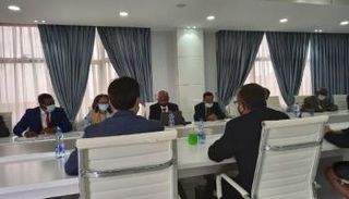 جانب من لقاء المبعوث الأمريكي ووزير المياه الإثيوبي 