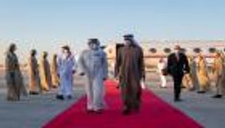  ولي العهد البحريني يصل الإمارات ومحمد بن زايد في مقدمة مستقبليه