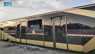 آثار شظايا المفخخة على حافلة بمطار أبها