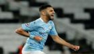 أسطورة الجزائر يحمل بشرى الكرة الذهبية لرياض محرز 