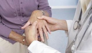 طبيبة تفحص مريضة روماتويد