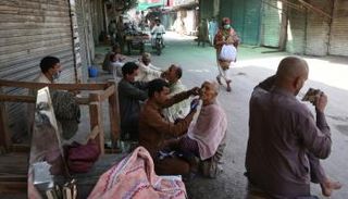 حلاقون في شوارع لاهور