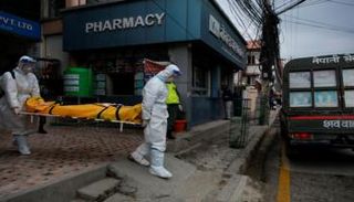 نقل أحد المتوفين بكورونا في الهند- أرشيفية