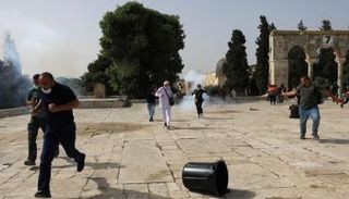 القوات الإسرائيلية تطارد المحتجين الفلسطينيين في القدس