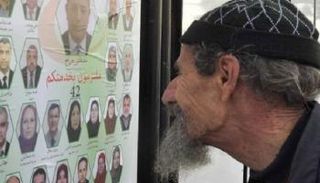 جزائري يتابع قوائم انتخابية - أرشيفية