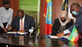 جانب من توقيع الاتفاقية 