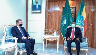 وزير الخارجية الإثيوبي دمقي مكونن والمبعوث الأمريكي جيفري فيلمان