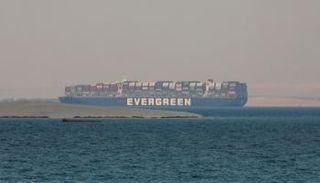 السفينة إيفر جيفن في منطقة البحيرات المرة بقناة السويس