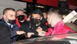 صور.. أزمة أمنية تفضح مكان عطلة محرز وصديقته