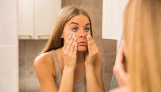 تخلصي من الهالات السوداء بـ7 نصائح