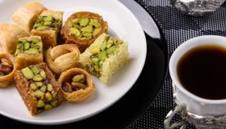 حلويات شرقية وكوب من الشاي