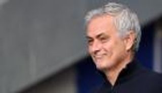 مشهد مكرر.. هل يضحي مورينيو مجددا بنجم روما؟