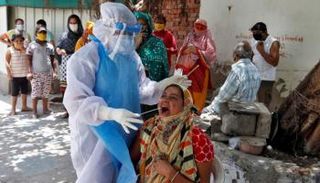 إجراء مسحة كورونا لامرأة في الهند