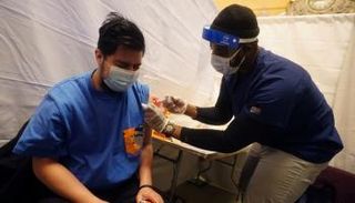 رجل يتلقى لقاح كورونا