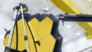 مرآة التلسكوب أثناء إجراء الاختبار النهائي