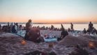 وسط هدوء الشواطئ.. جزائريون يتحدون صخب كورونا بإفطار رمضاني جماعي